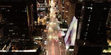 Electric Vehicles & US Commute: Reshaping Urban Mobility by 2025 - Cover Image