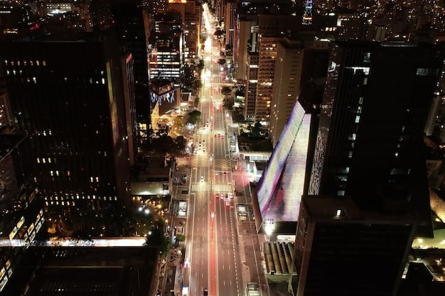 Electric Vehicles & US Commute: Reshaping Urban Mobility by 2025